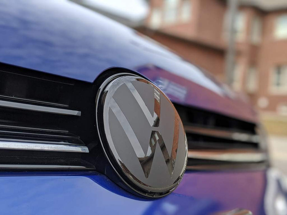Volkswagen Polo AW främre logotyp blank svart